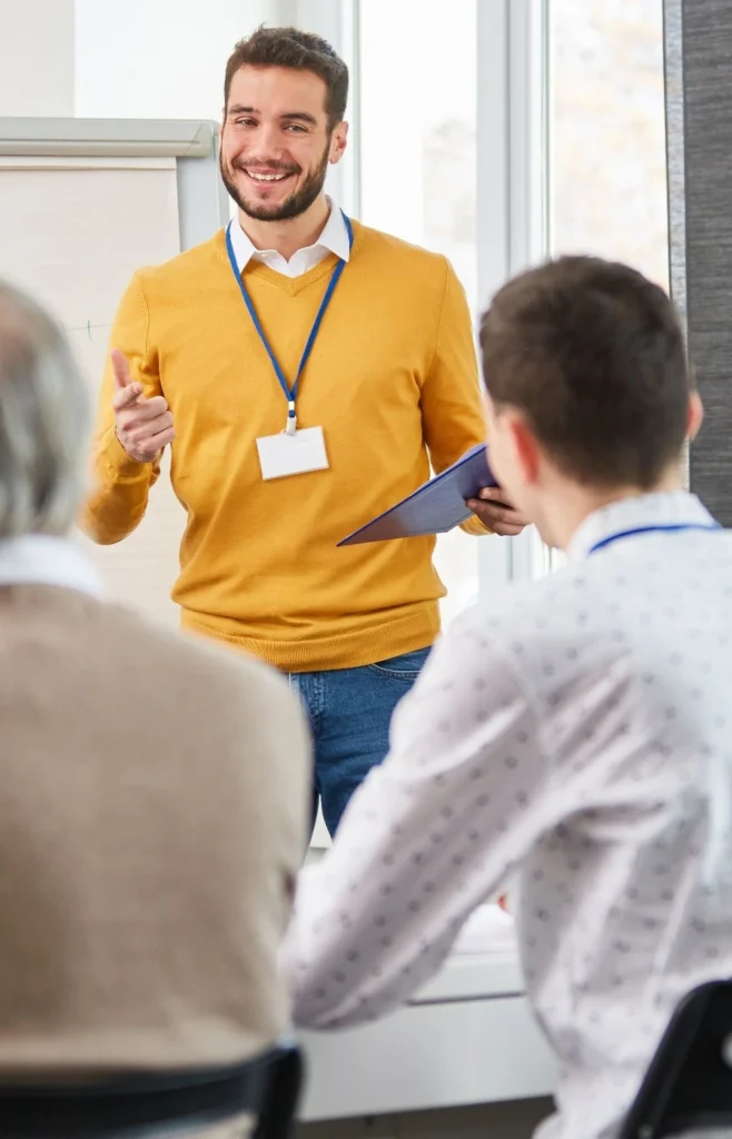 Hombre realizando formación a un grupo de trabajadores